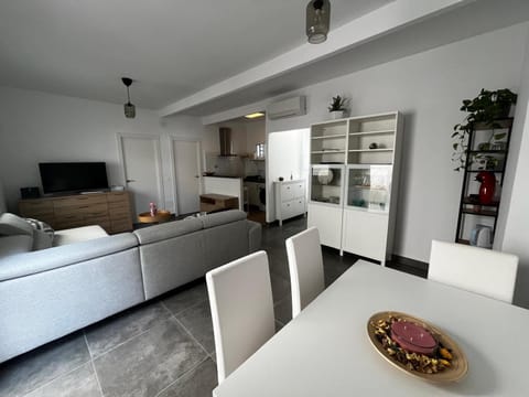 Kitchen or kitchenette, Living room, Seating area