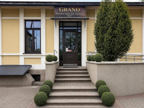 Property building, Restaurant/places to eat, Facade/entrance, Day