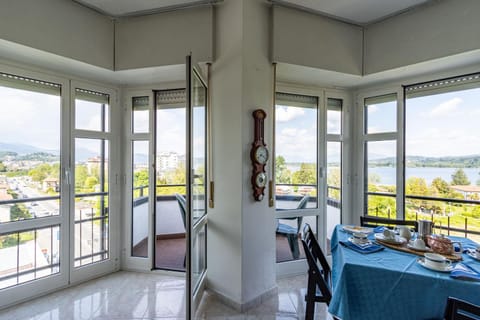 Patio, Natural landscape, View (from property/room), Balcony/Terrace, Living room, Dining area, Lake view
