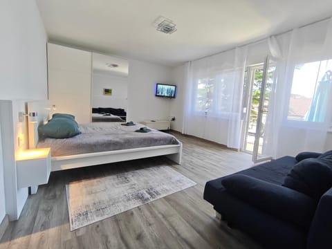 Bed, TV and multimedia, Bedroom, Sea view, internet, air conditioner