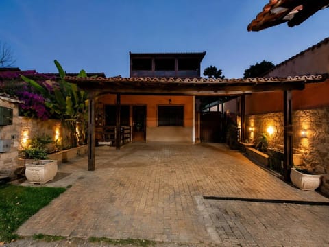 Property building, Patio, Facade/entrance, Garden