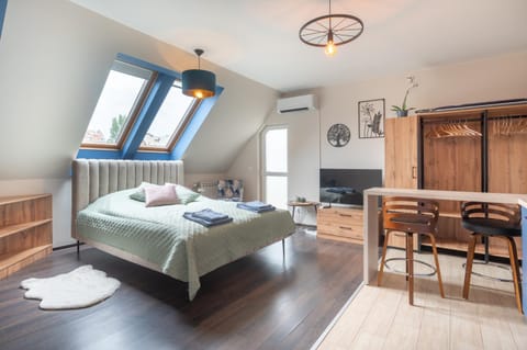 Communal lounge/ TV room, Bed, TV and multimedia, Living room, Bedroom, towels, wardrobe