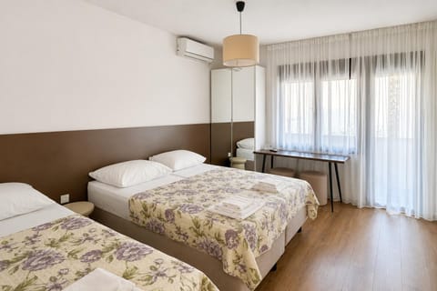 Bed, Photo of the whole room, Bedroom, air conditioner