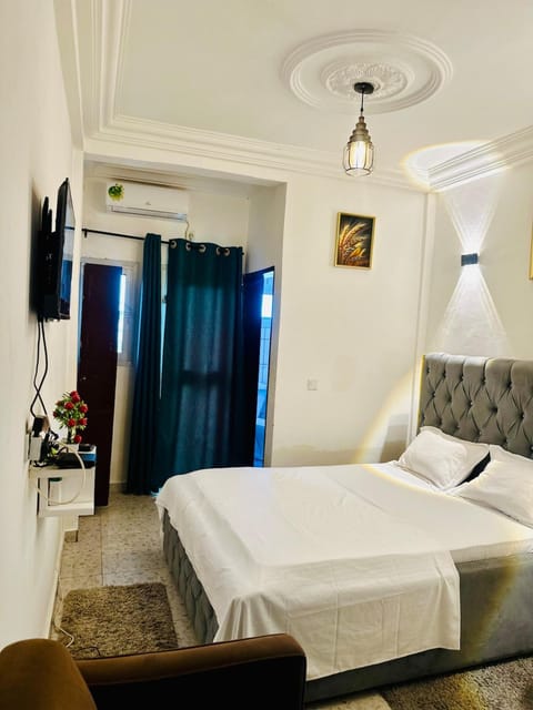 Bed, TV and multimedia, Living room, Photo of the whole room, Bedroom