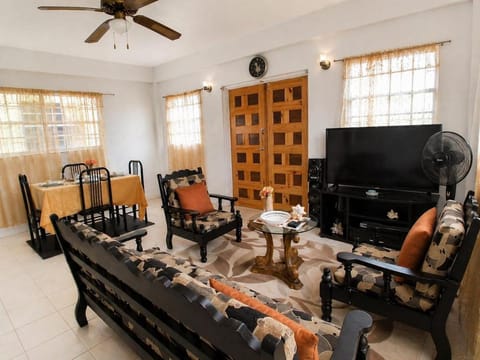 TV and multimedia, Living room, Seating area, Dining area