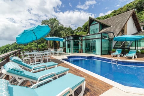 Property building, Swimming pool, sunbed