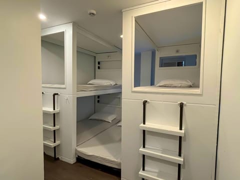 Bedroom, bunk bed