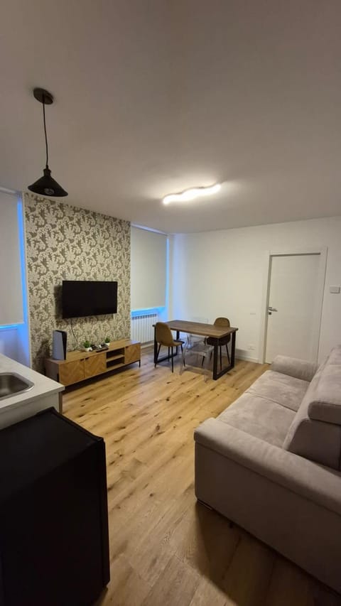 Bed, TV and multimedia, Living room