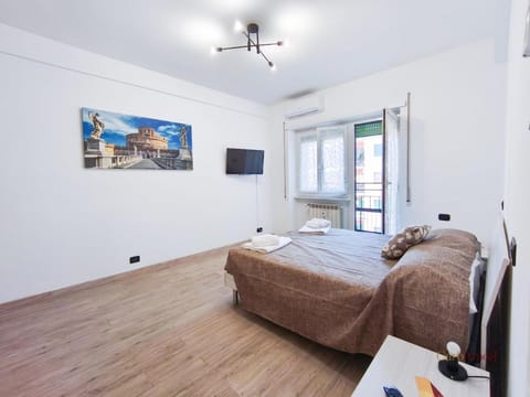Bed, TV and multimedia, Photo of the whole room, Decorative detail, Bedroom