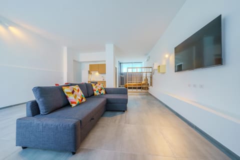 Living room, Seating area, Dining area, Lunch