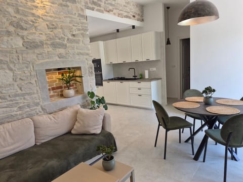 Kitchen or kitchenette, Living room, Seating area, Dining area