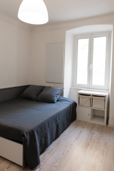Bed, towels