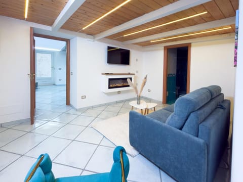 Communal lounge/ TV room, TV and multimedia, Living room, Seating area, Evening entertainment
