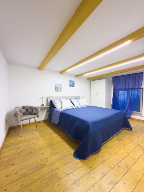 Bed, Photo of the whole room, Seating area, Bedroom