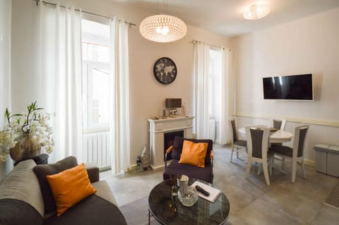Summer, TV and multimedia, Living room, Seating area, Dining area, fireplace