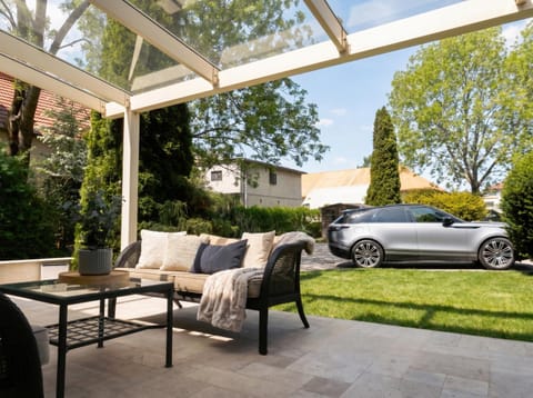 Patio, Spring, Day, Garden, Living room, Seating area, Garden view, Parking