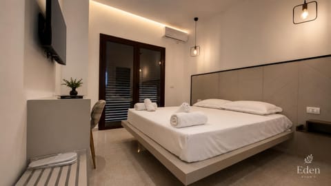 Bed, Photo of the whole room, Bedroom, towels, air conditioner