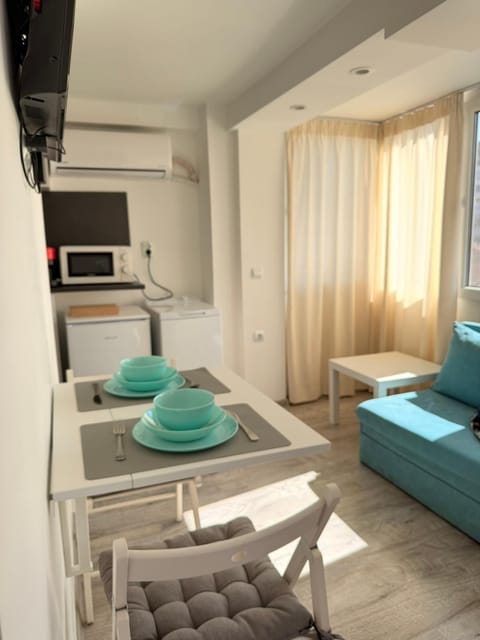 TV and multimedia, Kitchen or kitchenette, Living room, Photo of the whole room, Seating area, Dining area, minibar