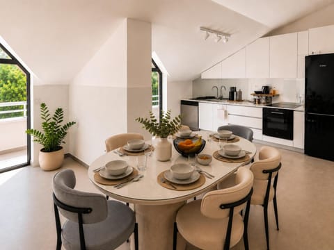 Kitchen or kitchenette, Dining area