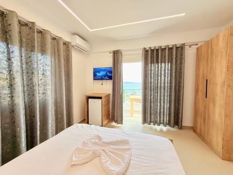 Bed, TV and multimedia, Photo of the whole room, Bedroom, towels, wardrobe, air conditioner