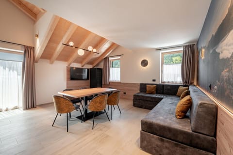 Communal lounge/ TV room, TV and multimedia, Living room, Seating area, Evening entertainment