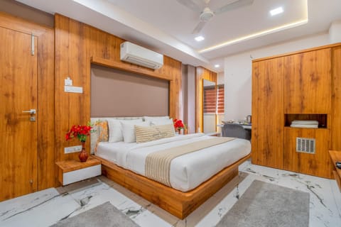 Photo of the whole room, Bedroom