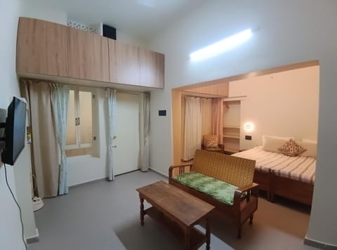 Bed, TV and multimedia, Bedroom