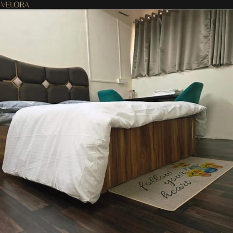Bed, Photo of the whole room, Seating area, Bedroom