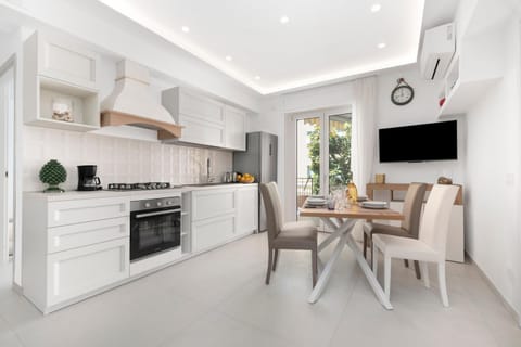 TV and multimedia, Kitchen or kitchenette, Dining area, stove