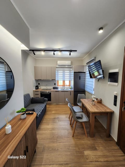 Kitchen or kitchenette, Seating area, Dining area