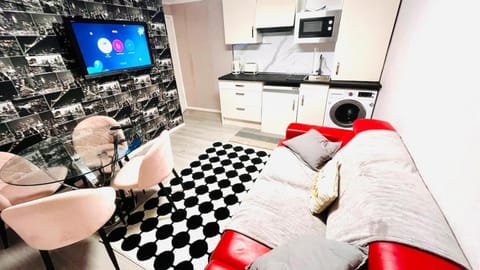 Communal lounge/ TV room, TV and multimedia, Kitchen or kitchenette, Seating area