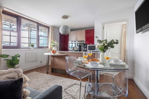TV and multimedia, Coffee/tea facilities, Kitchen or kitchenette, Living room, Food and drinks, Seating area, Dining area, Food