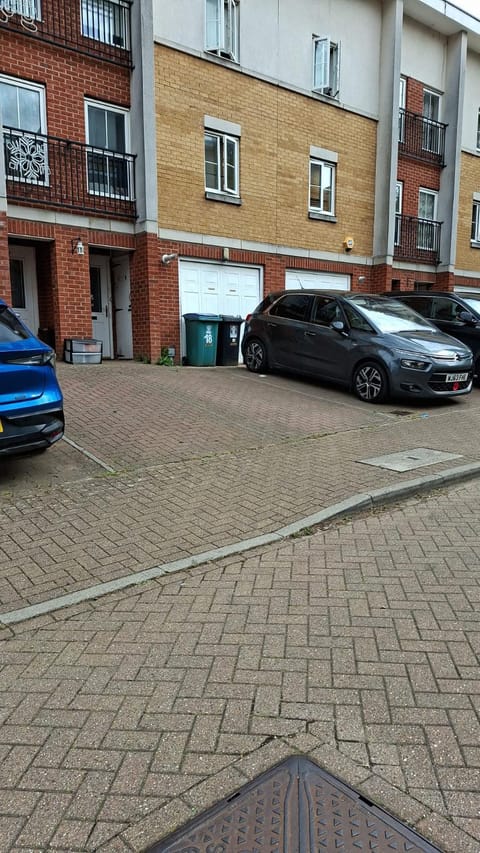 Property building, Day, Street view, Parking