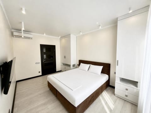Bed, TV and multimedia, Photo of the whole room, Bedroom, wardrobe, air conditioner