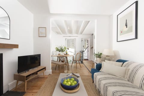 TV and multimedia, Living room, Seating area, Dining area