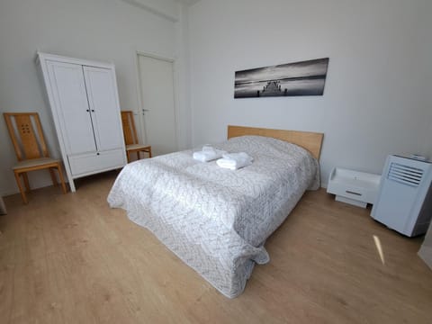 Bed, Bedroom, furniture, air conditioner