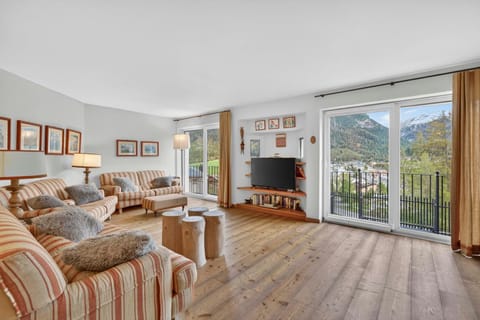 TV and multimedia, Living room, Evening entertainment, Mountain view
