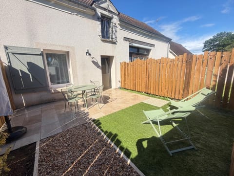 Property building, Patio, Garden, Dining area, Garden view, sunbed