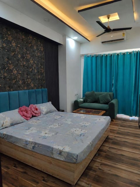 Bed, Photo of the whole room, Bedroom, towels, air conditioner