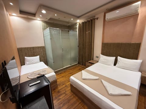 Shower, Property building, Restaurant/places to eat, Bed, Bathroom, Photo of the whole room, Seating area, Bedroom, Breakfast, towels, wardrobe