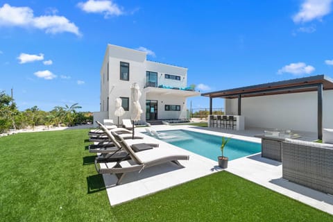 Property building, Patio, Day, Garden, Swimming pool, sunbed