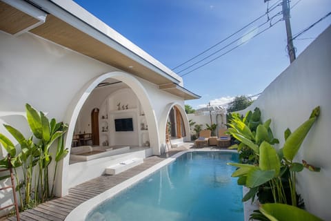 Property building, Day, Pool view, Swimming pool, sunbed