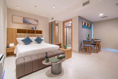 Bed, Dining area, Bedroom