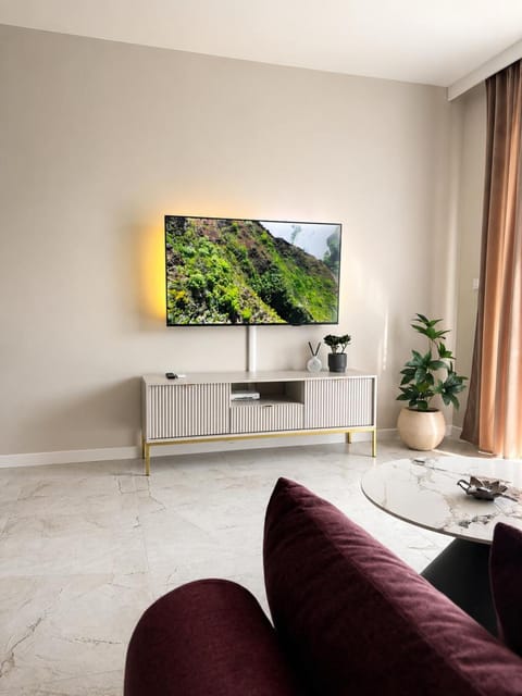 TV and multimedia, Living room, Seating area, Evening entertainment