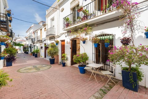 Property building, Neighbourhood, Street view, Location