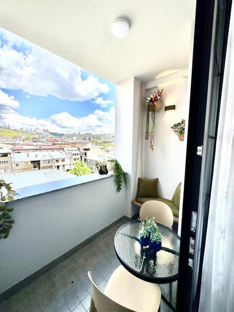 Balcony/Terrace, City view, Mountain view