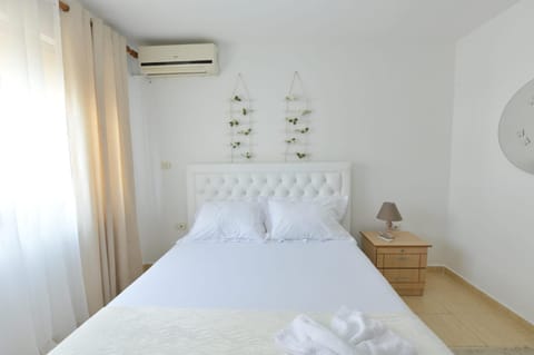 Bed, Photo of the whole room, Bedroom, air conditioner