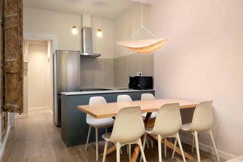Kitchen or kitchenette, Dining area