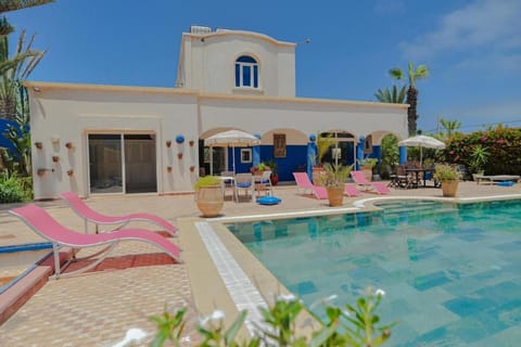 Property building, Patio, Day, Pool view, Swimming pool, sunbed