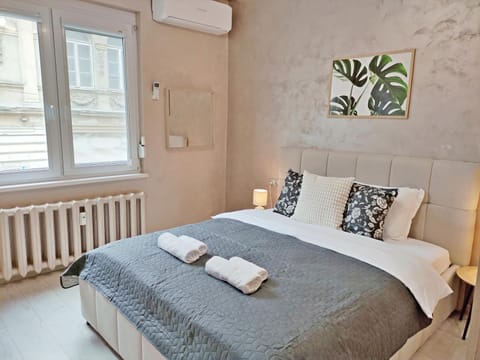 Bed, Bedroom, towels, air conditioner